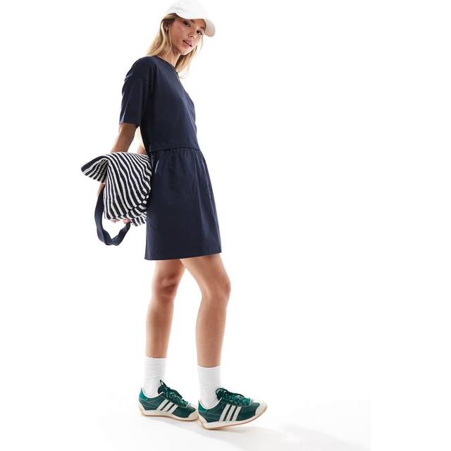 Miss Selfridge – Marinblå, smockad miniklänning i poplin och hybrid-modell med korta ärmar-Svart/a