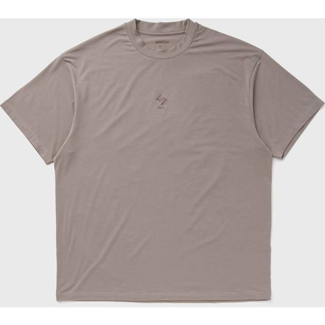 Logo Oversized Gym T-Shirt - Cinder - 247 Represent lives up to its name with the British label's collection of streetwear staples you'd happily wear all day long. From oversized hoodies and t-shirts to moisture-wicking shorts, each piece effortlessly transitions from casual wear to gym-ready essentials, all signed off with the brand's logo.