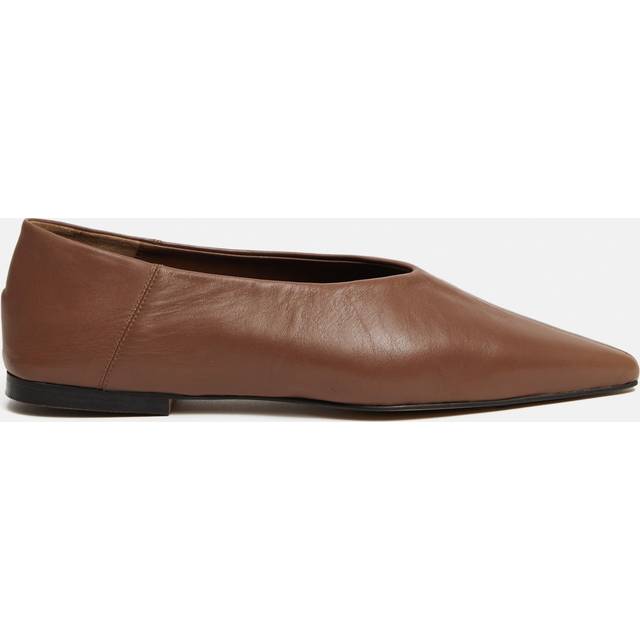 Linnie Pointed Toe Flats - Tan - Since 1970, British label Jigsaw has been creating stylish pieces with a timeless appeal. The line offers easy-to-wear fashion and fun accessories, ranging from everyday basics to beautiful occasionwear. Many of the versatile pieces can be styled in a variety of ways, so you can dress them up for evenings out or create laid-back looks for off-duty moments.