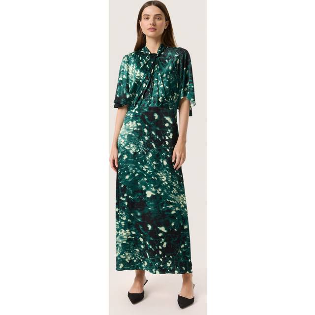 Miria Printed Knot Dress - Rain Forest Splash Print - Copenhagen-based brand Soaked In Luxury champions sophisticated yet accessible style, delivering a range of wardrobe staples each season that showcases the label's refined design aesthetic. Minimalistic every day basics, flowing feminine dresses and tailored workwear are at the core of each collection, all crafted with the purpose of transcending seasons so you get more out of your favourite pieces.