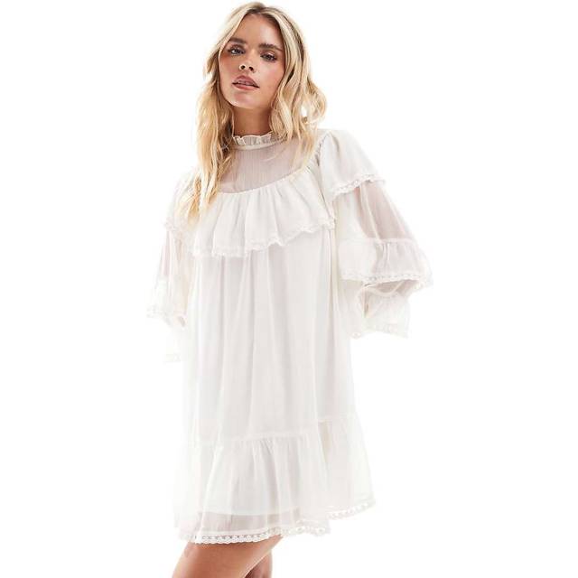 Miss Selfridge Petite – Elfenbensvit smockklänning i chiffong med volang-Svart/a