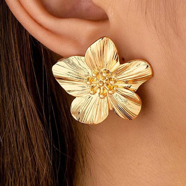 SHEIN 1pair French Style Vintage Exaggerated Flower Shaped Earrings Suitable For Daily Wear