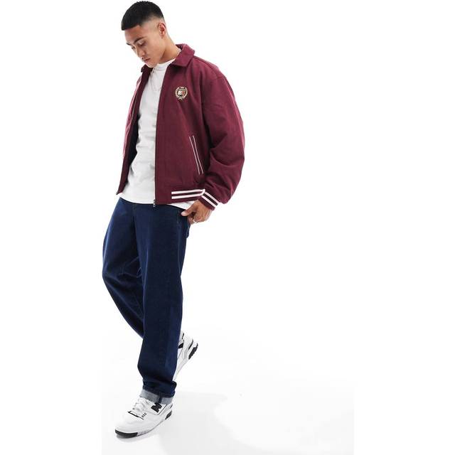 Tommy Jeans – Letterman – Vinröd jacka i manchester med vapensköldslogga