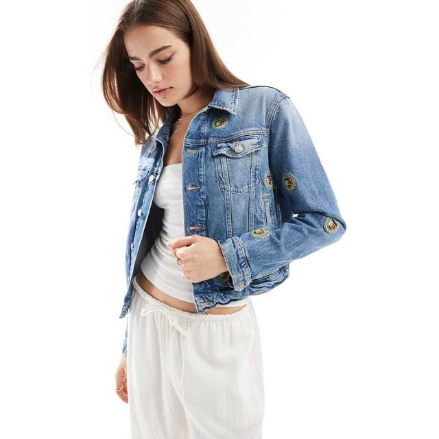 Tommy Jeans – Mellanblå, tvättad jeansjacka med smal passform och loggor