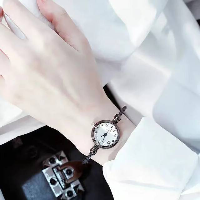 (N- Black-white) Women Watches Small Gold Bangle Watch Stainless Steel Retro Ladies Quartz
