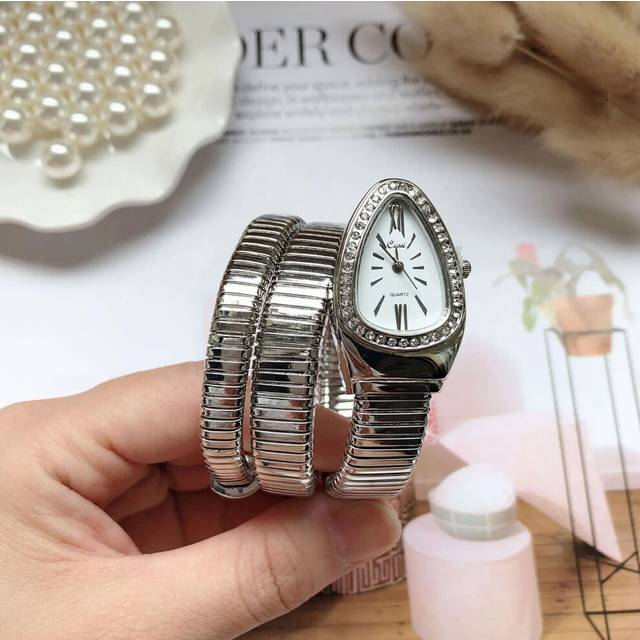 (1) Unique Snake Shaped Women'S Watches  With Rhinestone Fashion Luxury Brand