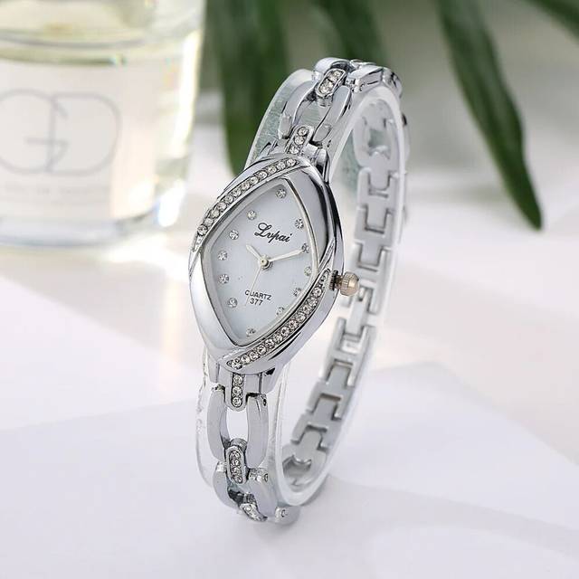 (White Silver) 2021 Fashion Women's Burst Diamond-encrusted Watch Wholesale Market Watch