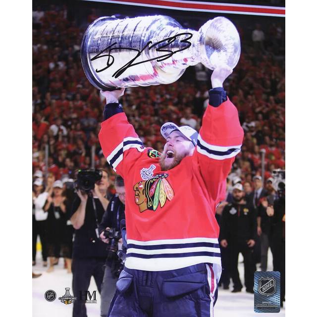 Schwartz Sports Memorabilia DAR08P404 8 x 10 in. Scott Darling Signed Chicago Blackhawks Holding 2015 Stanley Cup Side View Photo