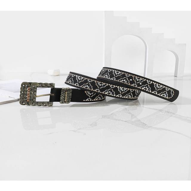 Stylish Unisex Faux Leather Belt With Metal Buckle Belt Paired With Jeans