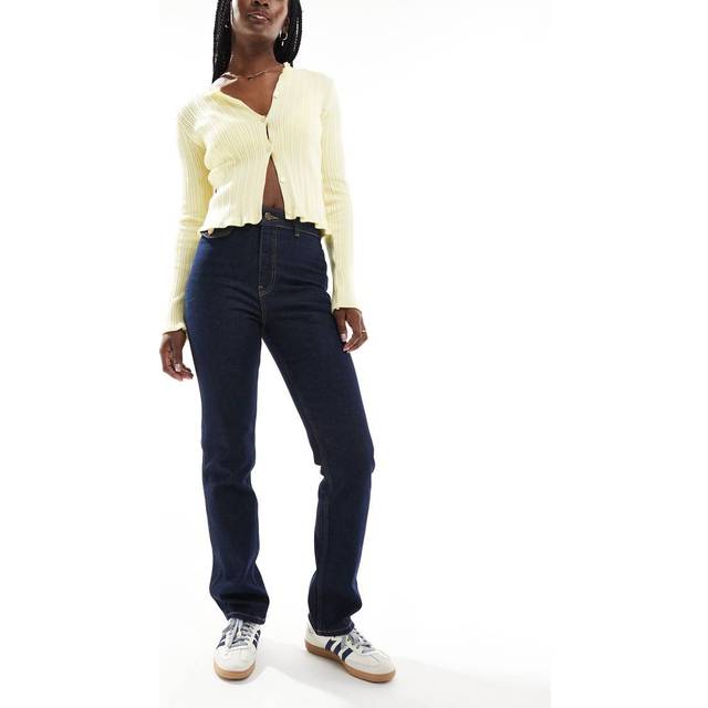 ASOS DESIGN – Blåtvättade, raka jeans med guldfärgade knappar, smal passform och hög midja-Marinblå