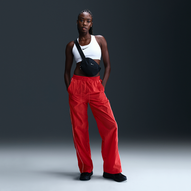 Nike – Windrunner – Röda träningsbyxor