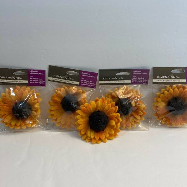 D72-73841 - * Dimensions Felting - Felt: S unflower