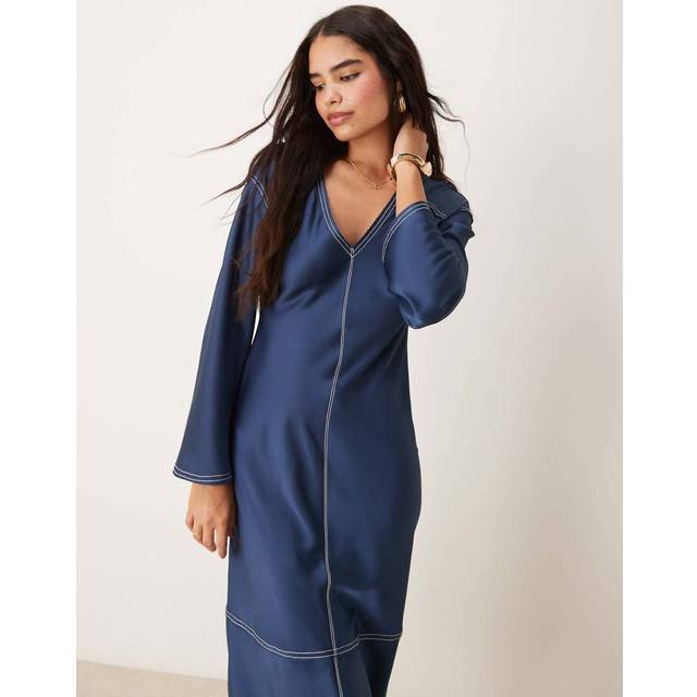 ASOS DESIGN – Jeansblå midiklänning i satin med v-ringning och gräddvita sömmar