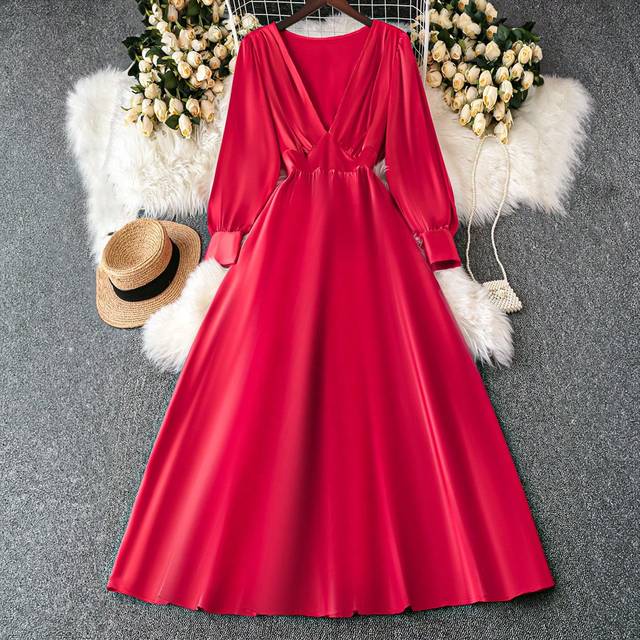 Celure Fitted V-Neck Ruched Shiny Elegant Dress