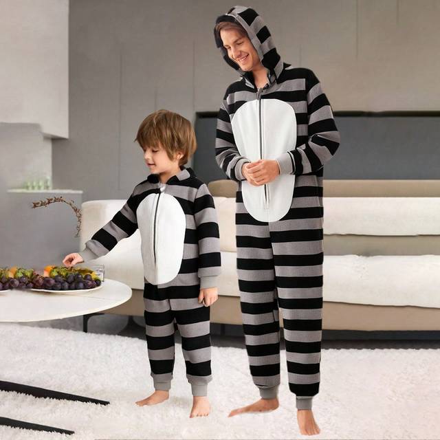 SHEIN Young Boys Simplistic Stylish Double-Sided Coral Fleece Striped Warm & Comfortable Zip Front Footie Pajamas