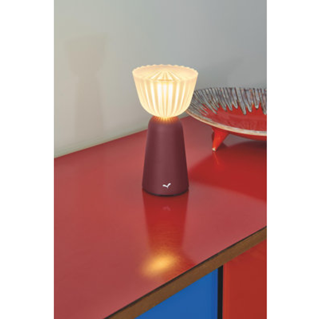 Fermob - Swing LED Rechargeable Lamp - schwarzkirsche/HxØ 20x7,4cm/3W LED/2700K/2200K/35lm/USB magnetic Kabel - black cherry (20.0 x 7.4 x 7.4 x &#8960;7.4cm)
