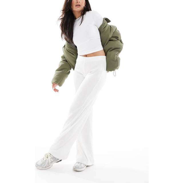 Bershka – Gräddvita, mjuka byxor med vida ben, del av set-Naturlig