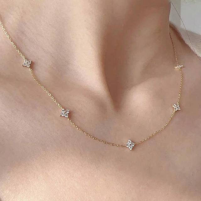 SHEIN Lucky Four Leaf Flower Necklace With Cold And Elegant Style, High Sense Collar Chain, Long Style, Elegant Tassel Neckchain, Female Valentines,Mom,Moth