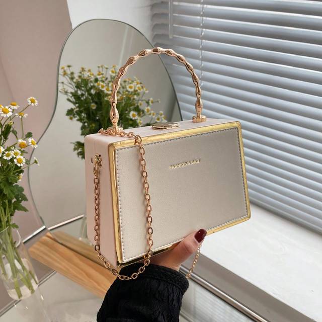 SHEIN Pu Lychee Textured Metal Bamboo Design Handbag Decorated With Gold-Tone Side Border & Hot-Stamped Letter, Structured Box Bag For Ladies With Chain Str