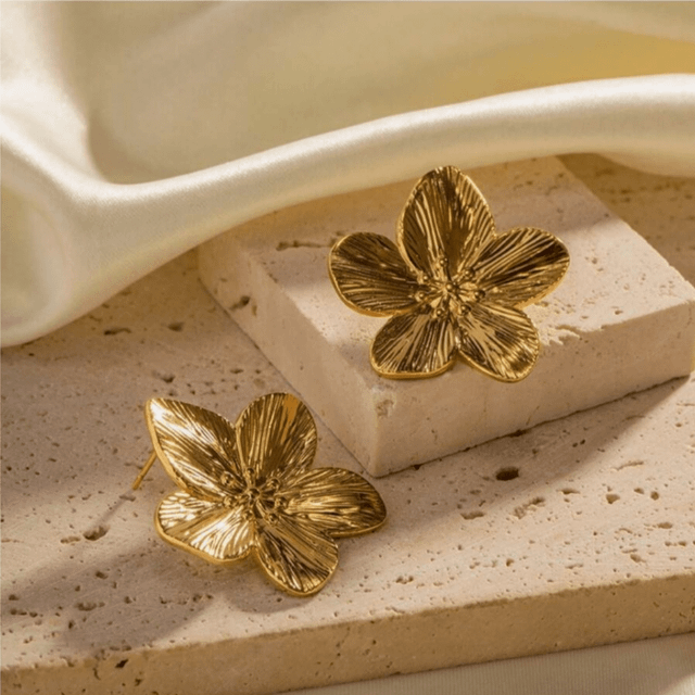 SHEIN 1pair Fashionable High-End Metallic Floral Stud Earrings, Gold Color, Elegant European Style Earrings For Women&#39;s Casual Wear