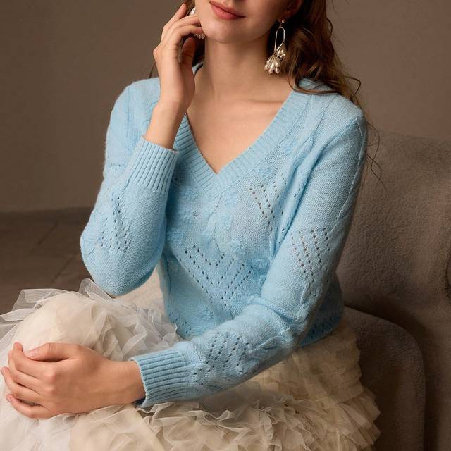 MOTF SOLID V-NECK CABLE KNIT SWEATER