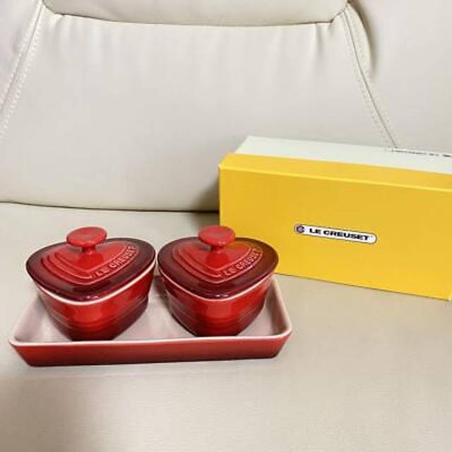Le creuset petite ramekin d'amour set of 2 heart shaped cocotte red with tray