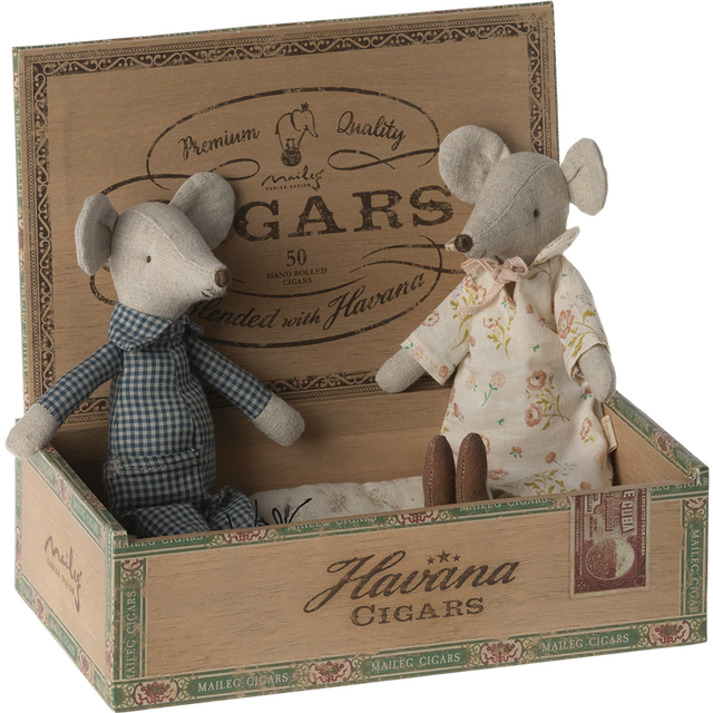 Maileg - Grandma and Grandpa mice in cigarbox - Leksaker - Cigarbox - 17 cm