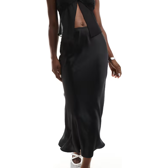 New Look – Svart, diagonalskuren midikjol i satin-Svart/a