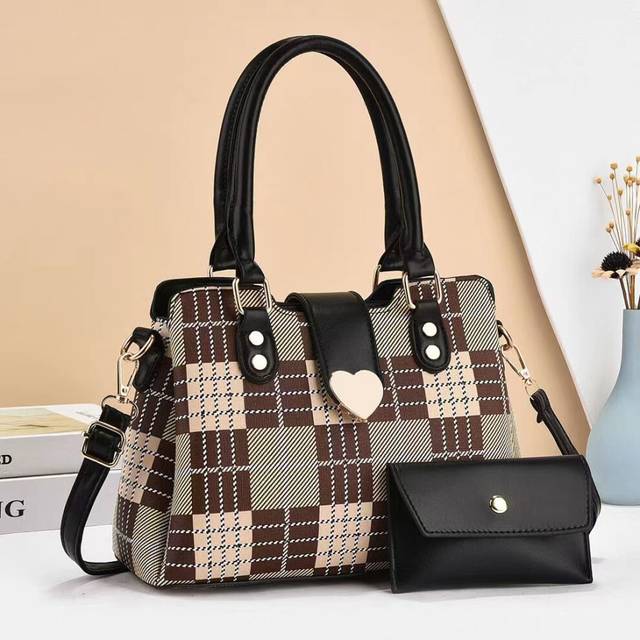 (Style 1) Fashionable And Functional Crossbody Bag Ideal For Daily Outfits With Locking Clasp