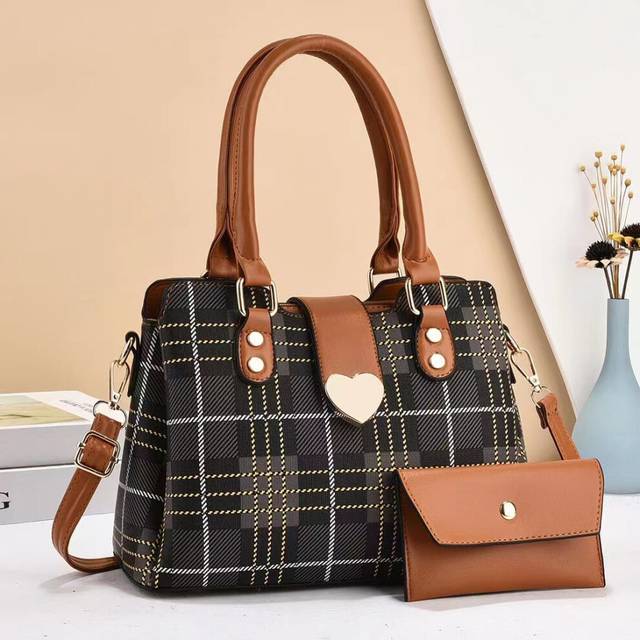 (Style 2) Fashionable And Functional Crossbody Bag Ideal For Daily Outfits With Locking Clasp