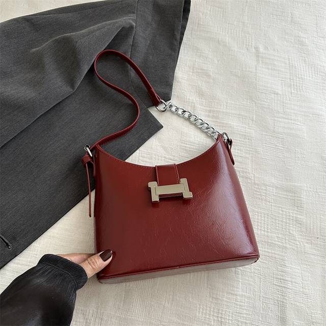 (Red) Bucket Fashionable Bag With Unique Chain Detail Soft Pu Leather Perfect For Outings