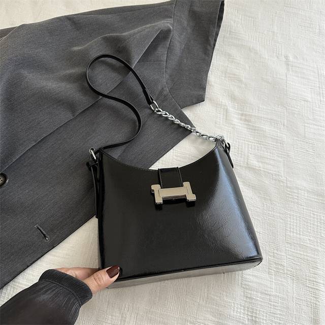 (Black) Fashionable Bucket Bag With Unique Chain Detail Soft Pu Leather Perfect For Outings