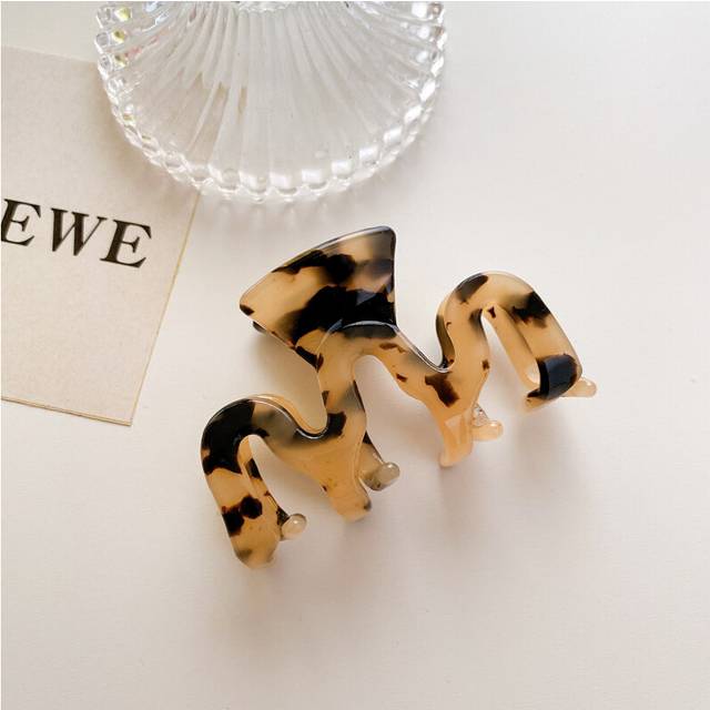 (Cream 6cm) Feminine Elegant And Tortoise Shell Hair Claw Clip In A Modern Geometric Shape For Women