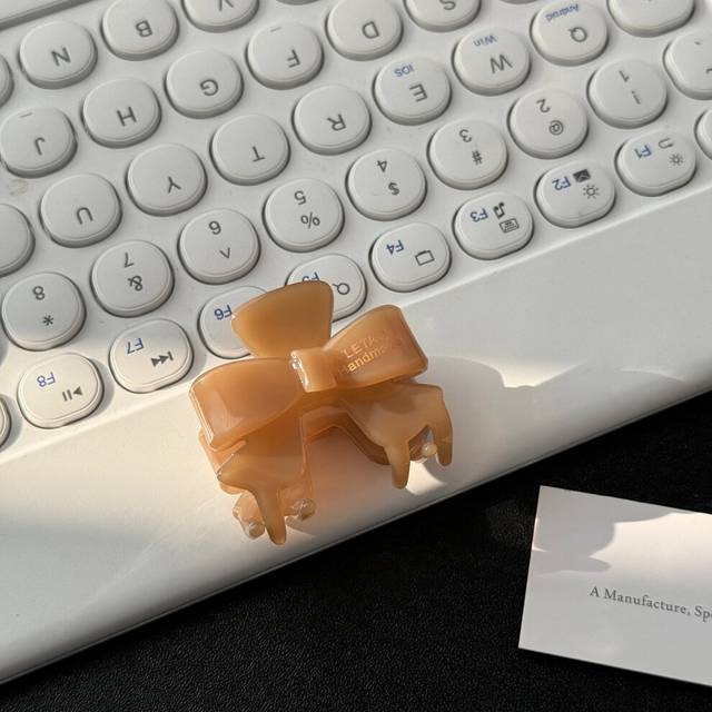 (Gray) Fashionable Small Hair Claw Clip With Charming Bow Motif Ideal For Casual Outfits