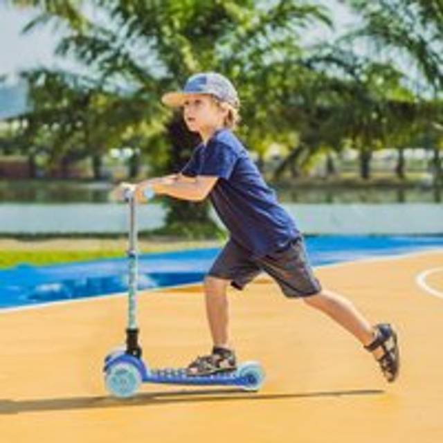 Homcom Foldable Scooter for Kids with 3 Wheel Adjustable Height Flashing Wheels