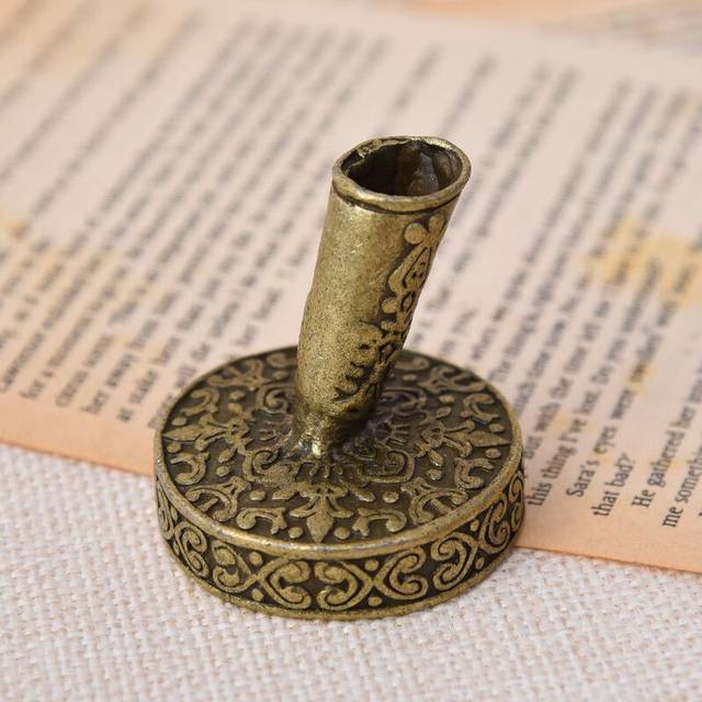 (C) Retro Metal Carved Pen Holder Round Insertion Pen Holder Stand Bracket