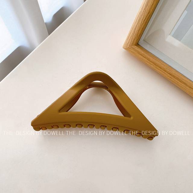 (Triangle Clip Light Brown) Hair Resin Elegant Clips Set For Women Featuring Stylish Shapes And Timeless Colors