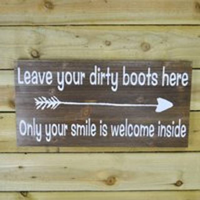60cm x 30cm Dark Rustic Fir Wood Welcome Arrow Hanging Wall Sign