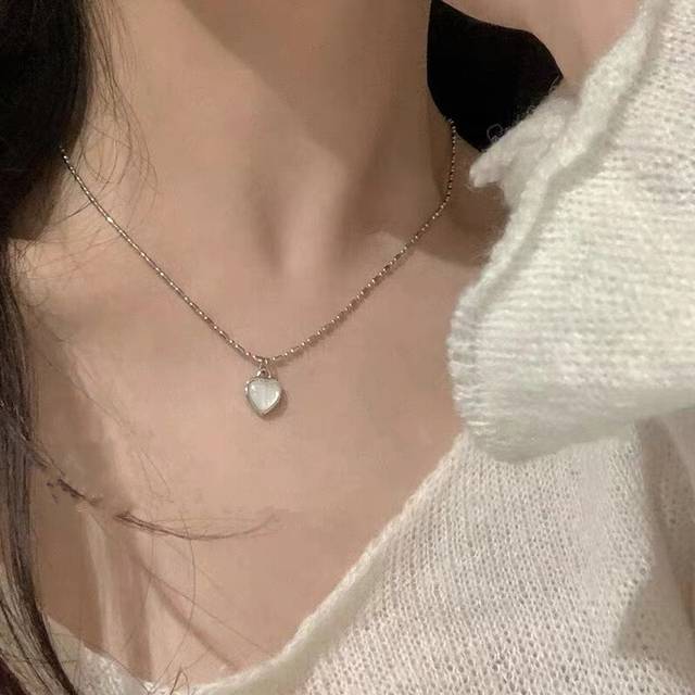 (5680901) Y2K Crystal Butterfly Pendant Necklace Women Light Luxury Fashion Jewelry