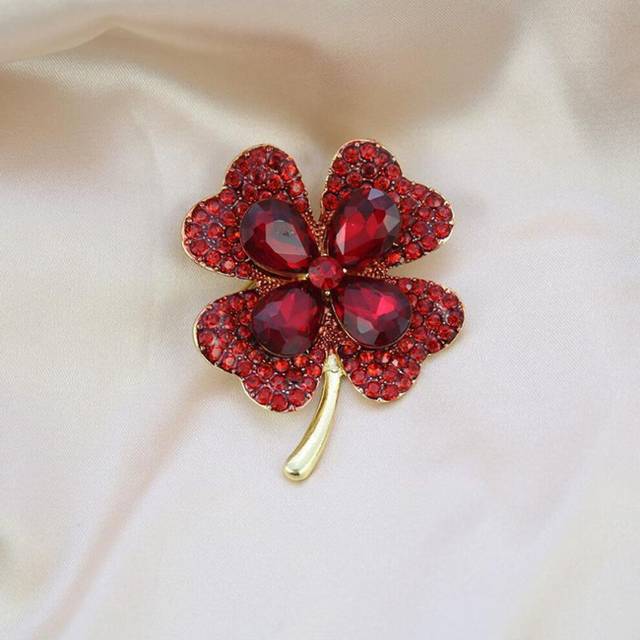 (red) Creative Pop Elegant Green Four Leaf Clover Brooch Pin Women&apos;s Suit Coat  Brooch Lucky Jewelry - Red