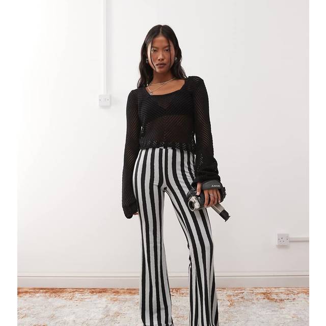 Noisy May Petite – Svarta och vita, randiga, utsvängda leggings-Svart/a