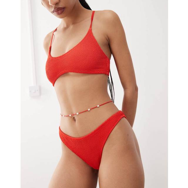 Weekday – Ava – Röd, krinklad bikiniunderdel i brazilian-modell, exklusivt hos ASOS