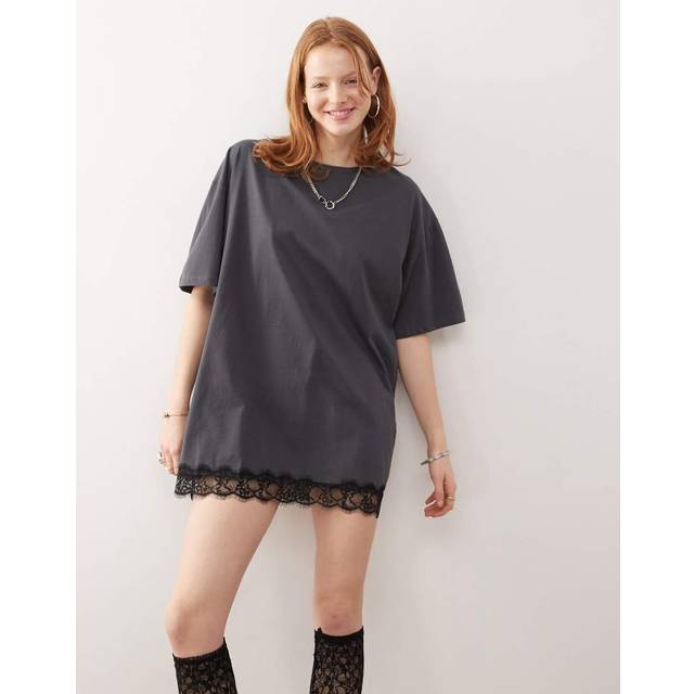 Noisy May – Mörkgrå t-shirtklänning i oversize med spetskant-Grå/a