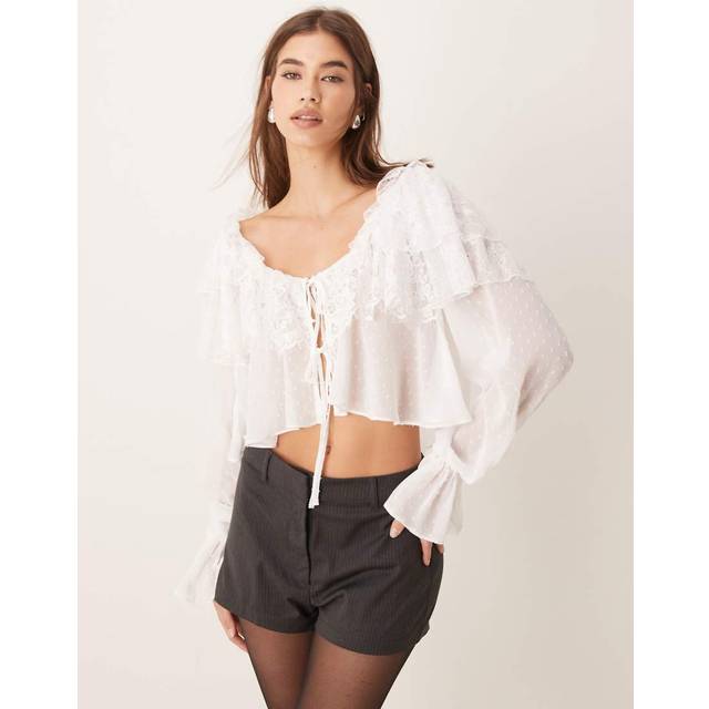 ASOS DESIGN – Benvit blus i blandad spets och dobbyväv med volang och knytning framtill-Vit/a