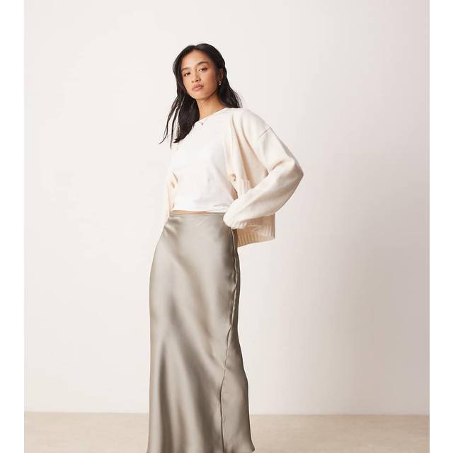 New Look Petite – Grå, diagonalskuren midikjol i satin-Grå/a
