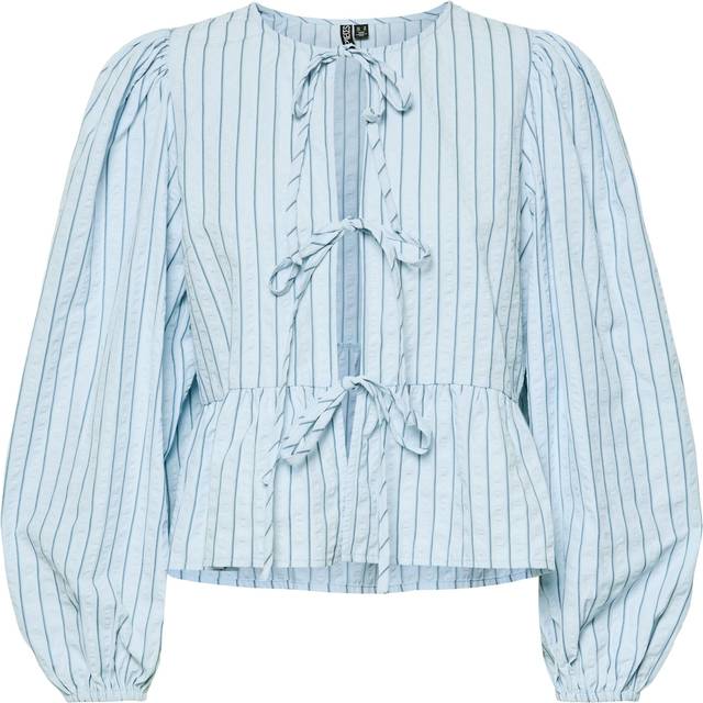 Pieces – Blårandig poplintopp i peplum-modell med knytning framtill