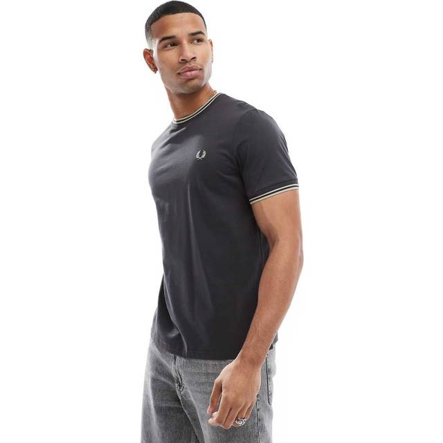 Fred Perry – Mörkgrå t-shirt med randig krage-Grå/a