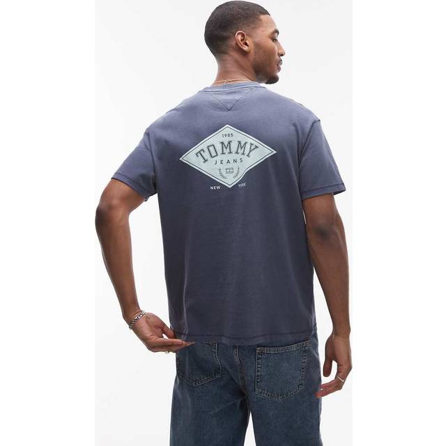 Tommy Jeans – Marinblå t-shirt med rombformat tryck baktill