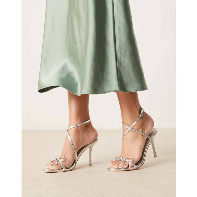 Glamorous – Silverfärgade klacksandaler med rosett