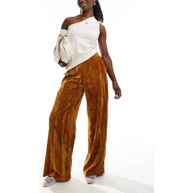 ASOS DESIGN – Guldfärgade, krinklade byxor i dra på-modell av sammet